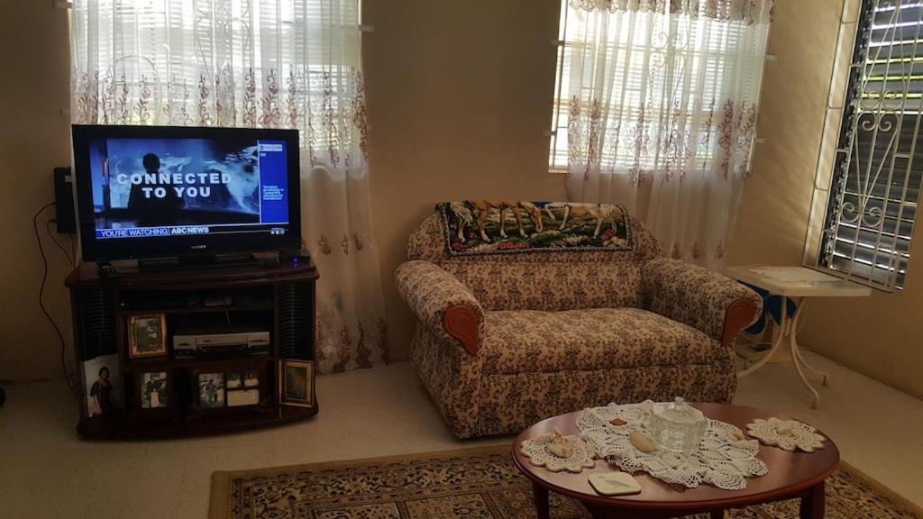 Вілла Donamae 2 Story Barbados House Бриджтаун Екстер'єр фото