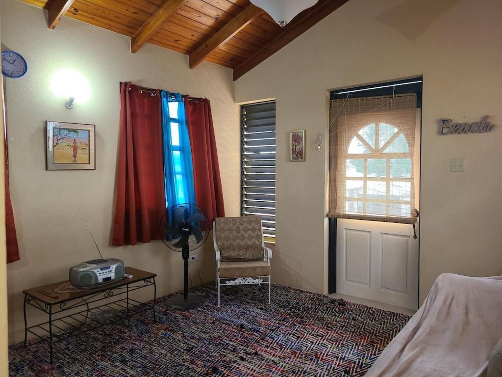Вілла Donamae 2 Story Barbados House Бриджтаун Екстер'єр фото