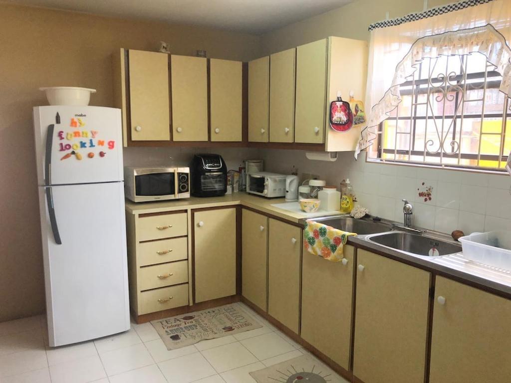 Вілла Donamae 2 Story Barbados House Бриджтаун Екстер'єр фото