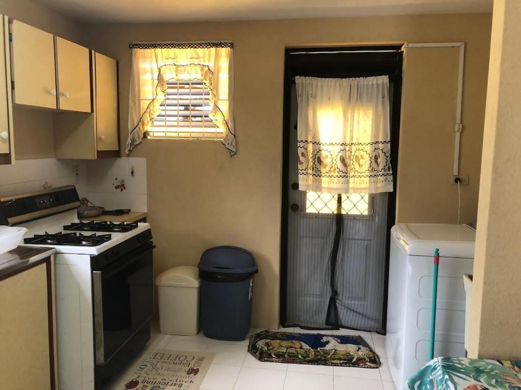 Вілла Donamae 2 Story Barbados House Бриджтаун Екстер'єр фото