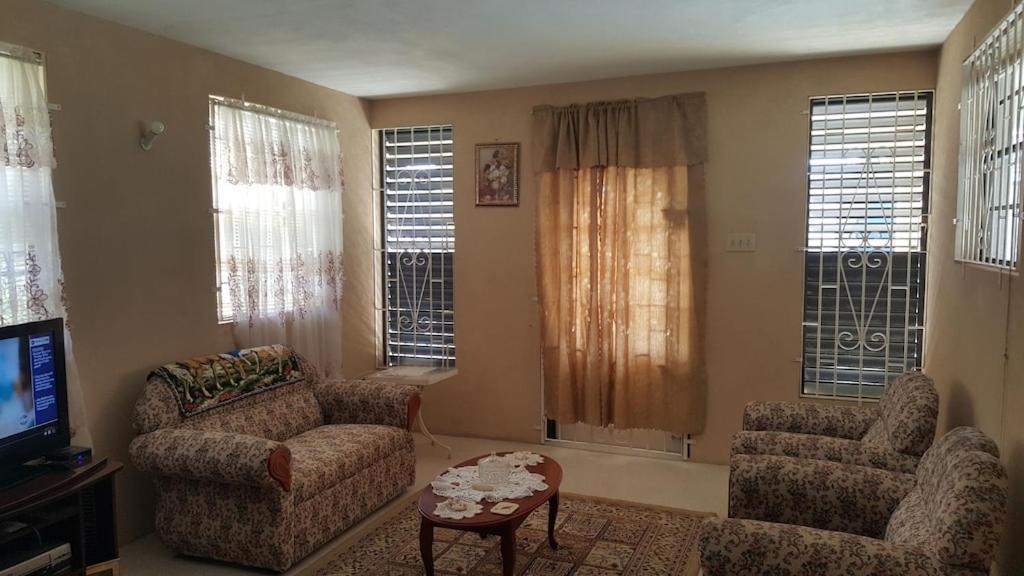 Вілла Donamae 2 Story Barbados House Бриджтаун Екстер'єр фото